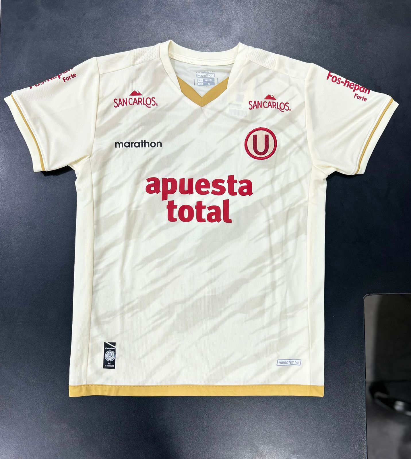 Polo  universitario crema clasico