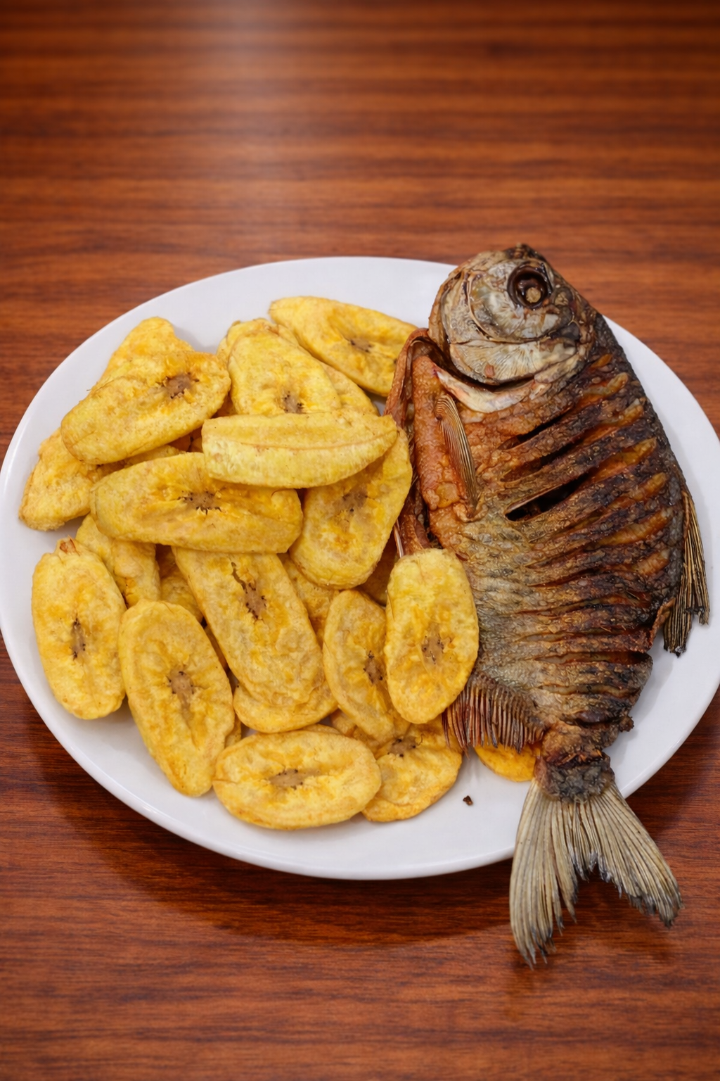 Pescado envuelto en hoja o pescado frito.