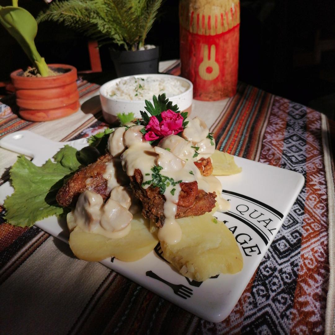 Cuy en salsa de champiñones