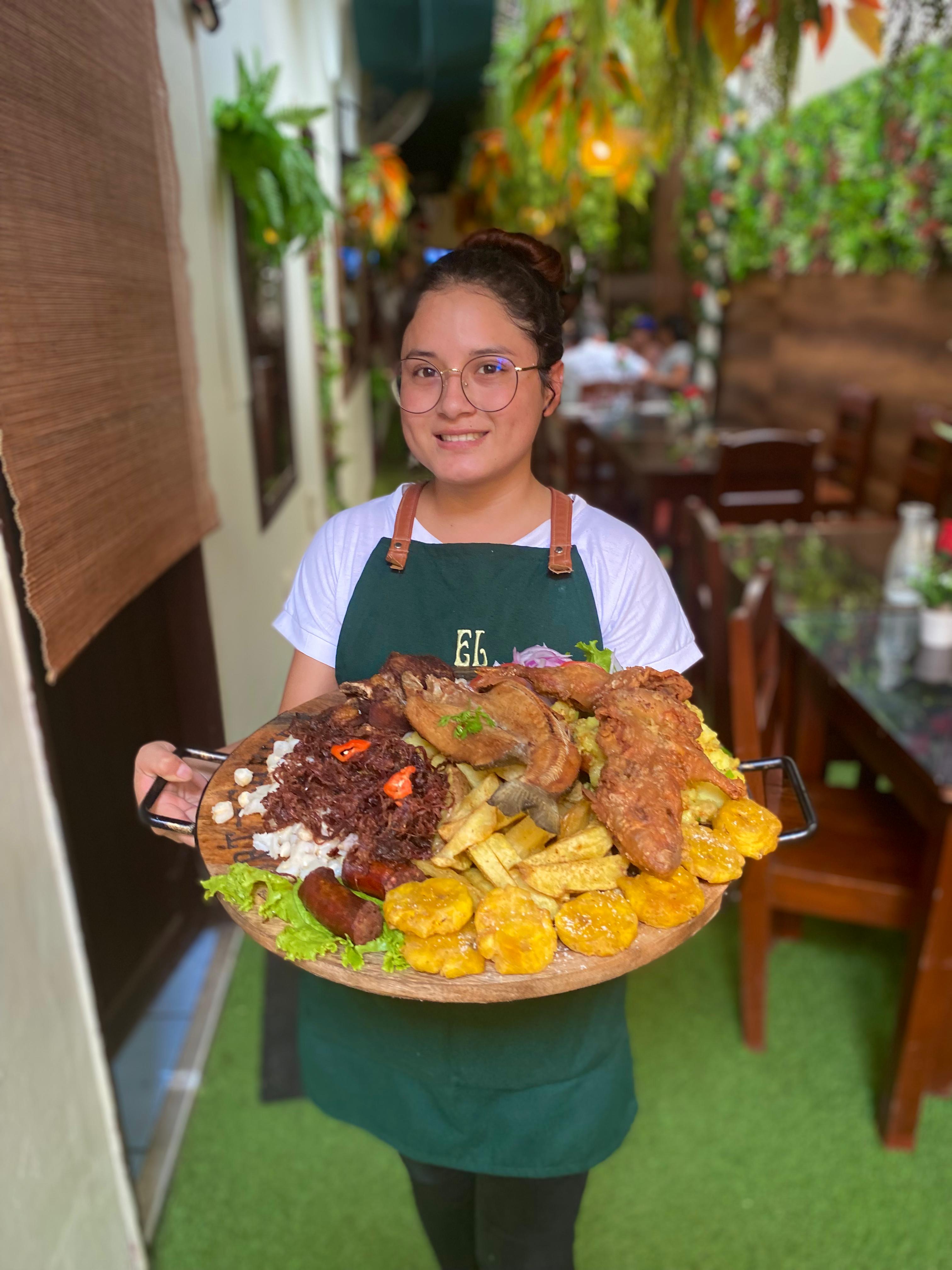 ½ cuy con ucho de papas, cecina de res con mote blanco, chicharrón de chancho con maduros, trucha 
