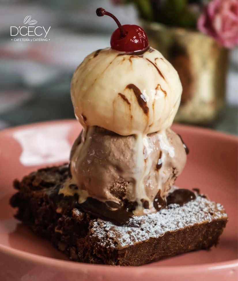 Brownie de pecanas con helado