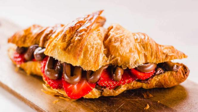 RELLENO DE MANJAR CON FRESAS