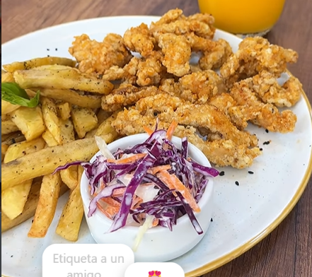 CHICHARRON DE POLLO CON PAPAS FRITAS