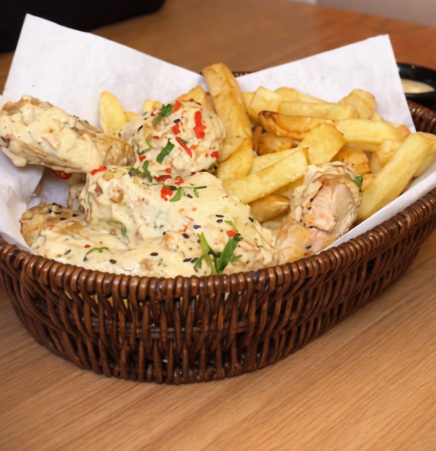 ALITAS ACEVICHADAS, PAPAS FRITAS Y ENSALADA