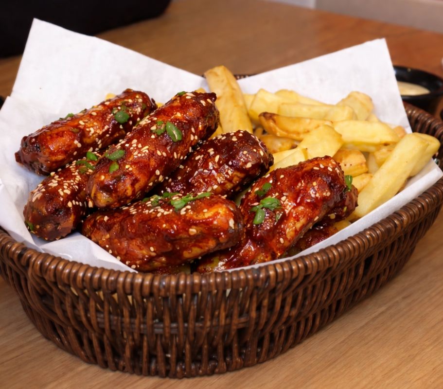 ALITAS BBQ, PAPAS FRITAS Y ENSALADA