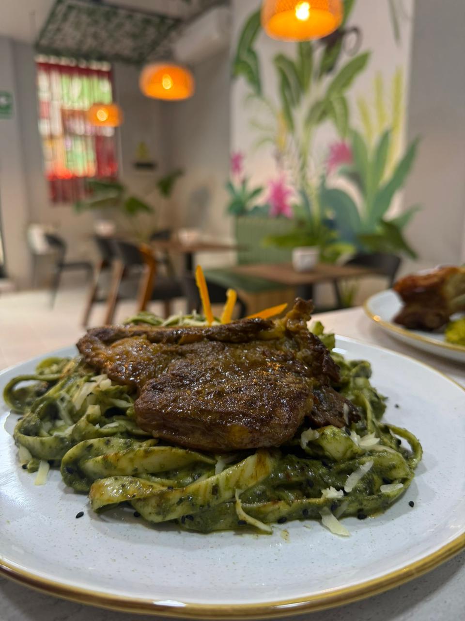 TALLARINES VERDES CON CHURRASCO