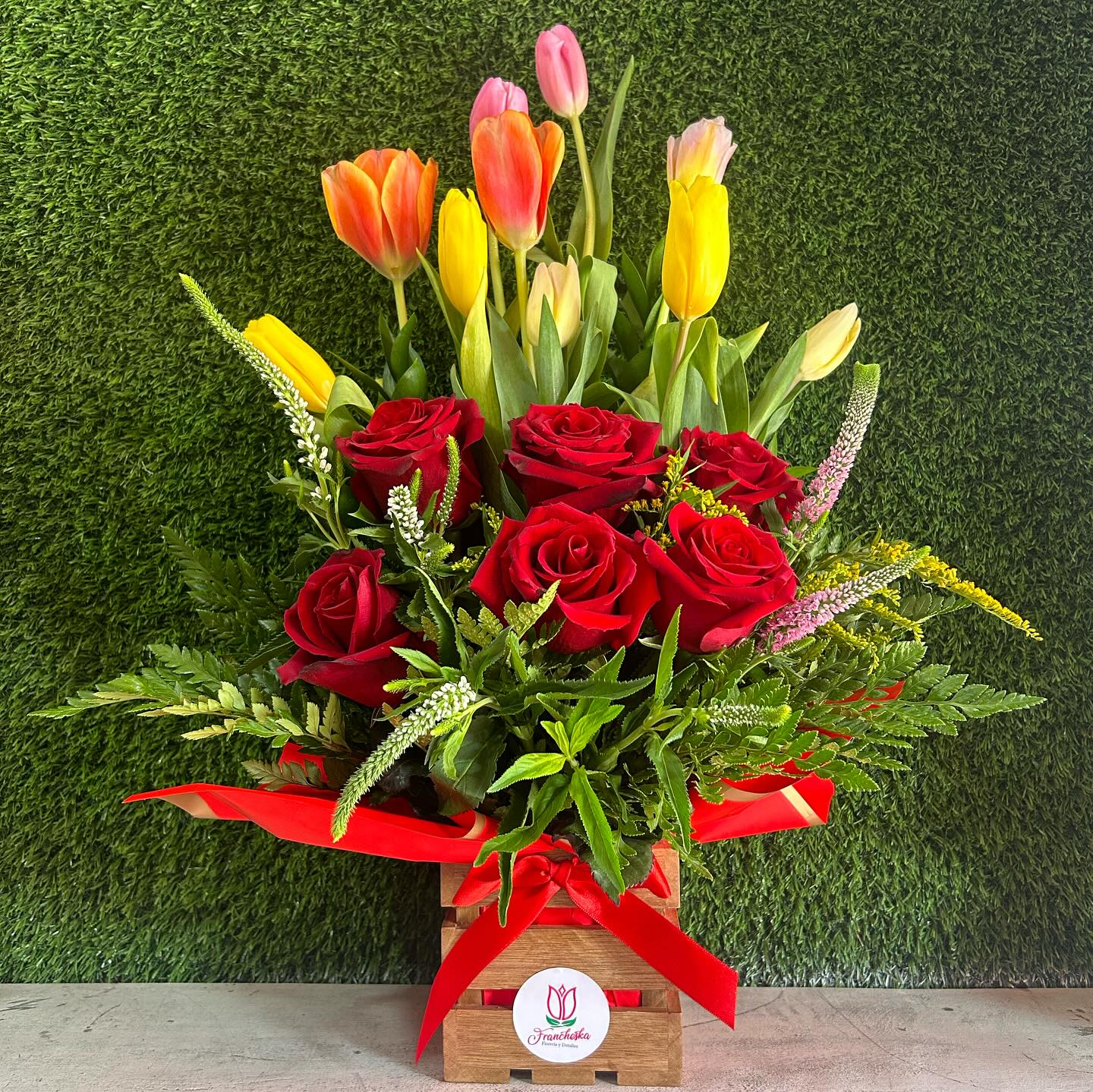 Arreglo con rosas y tulipanes