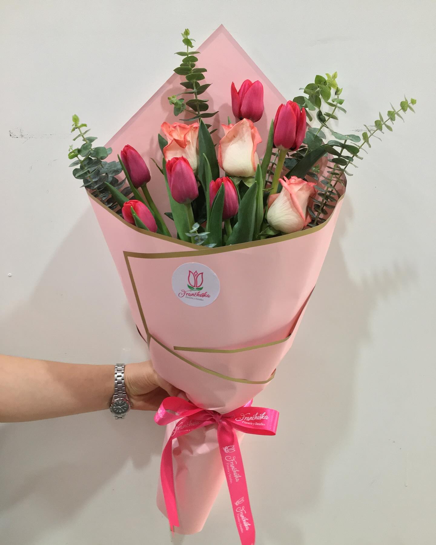 Ramo de tulipanes + 3 rosas