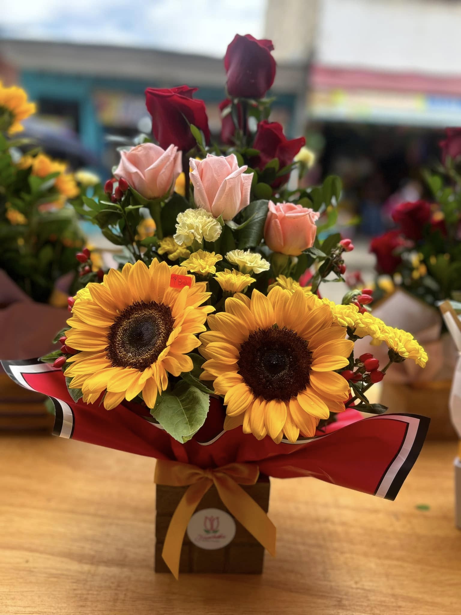 Arreglo con girasoles y rosas