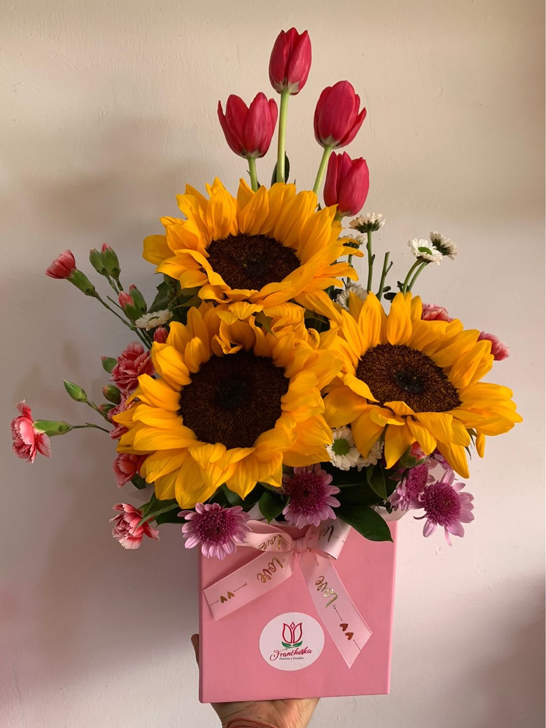 Arreglo con girasoles y tulipanes