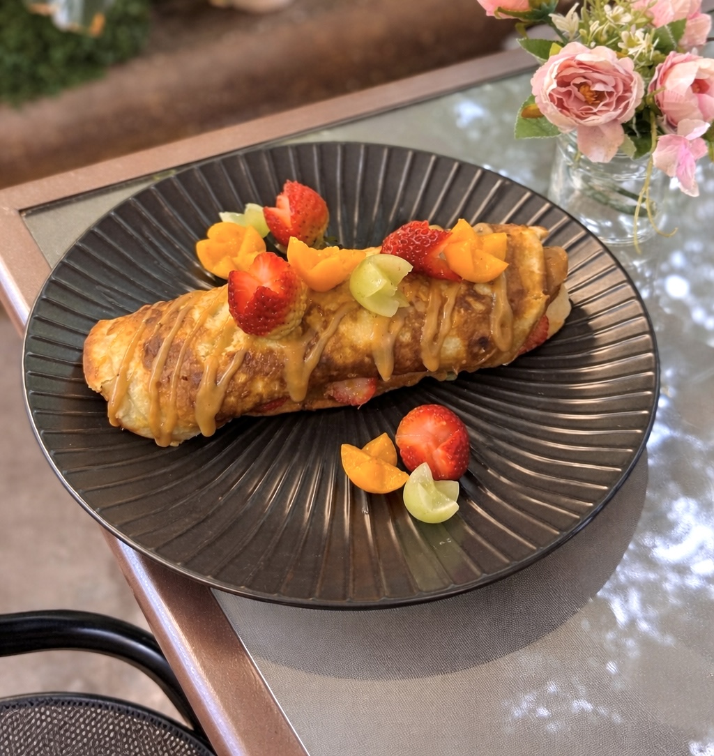 Pancakes con manjar y frutas