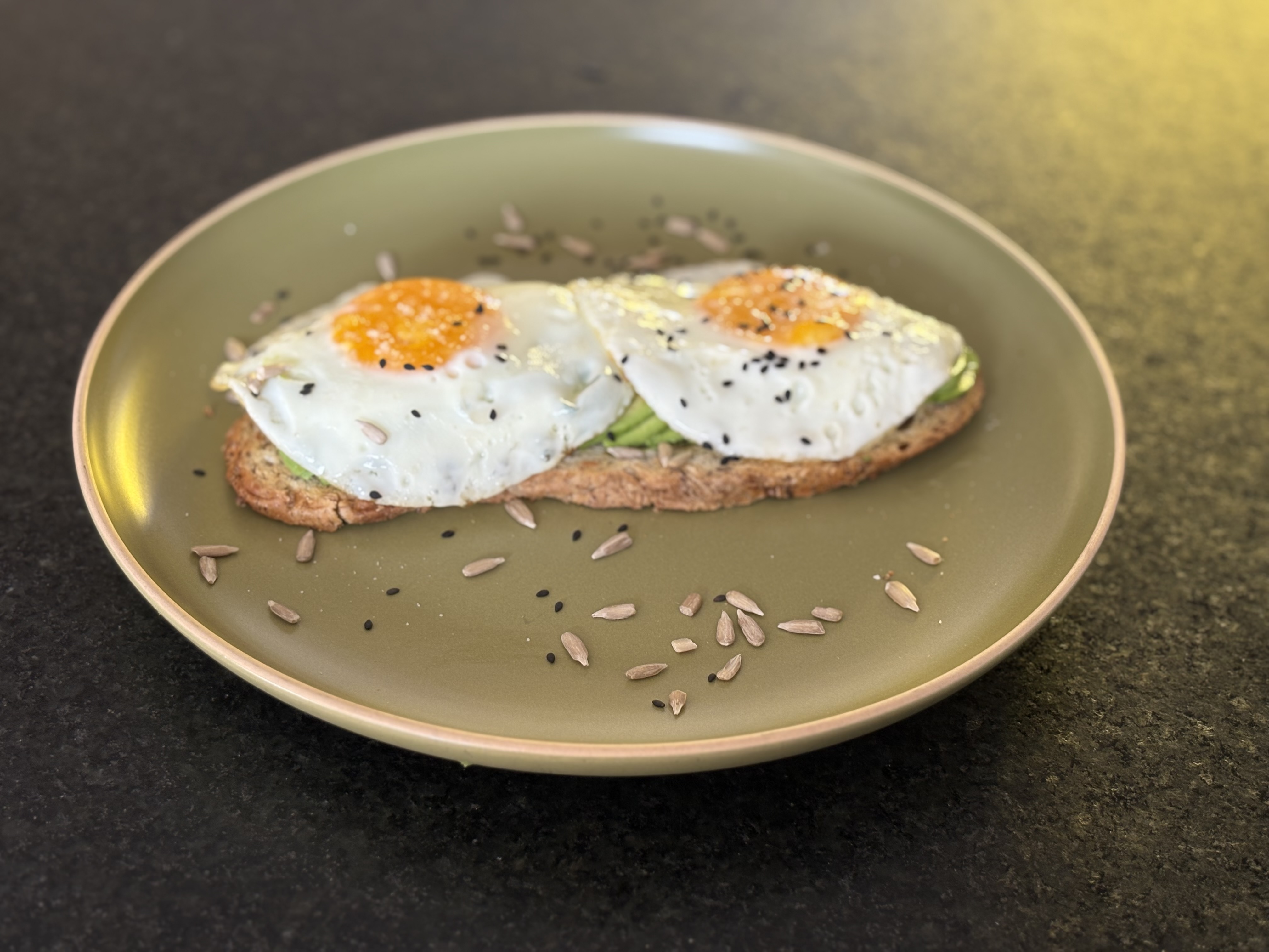 Tostón de Palta con Huevos Fritos