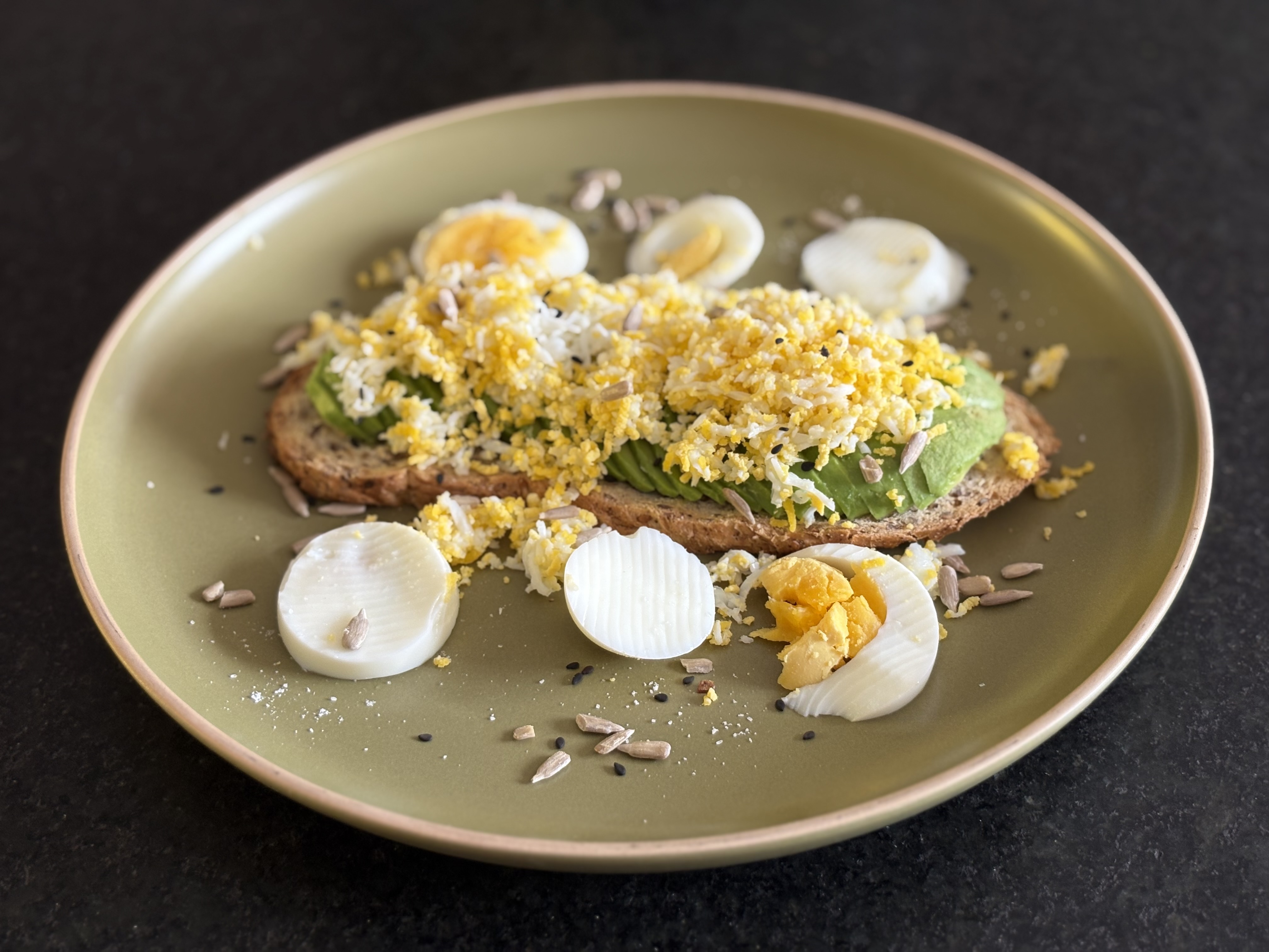 Tostón de Palta con Huevos Rallados