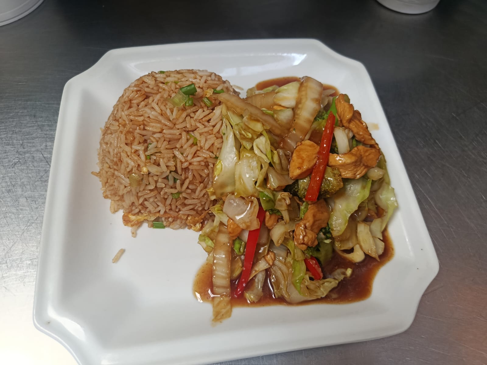 Pollo c/verdura + chaufa 