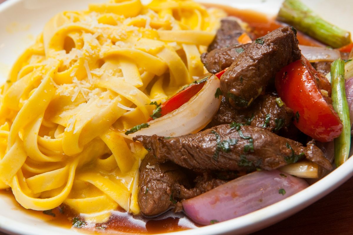 FETUCCINI A LA HUANCAINA CON LOMO SALTADO